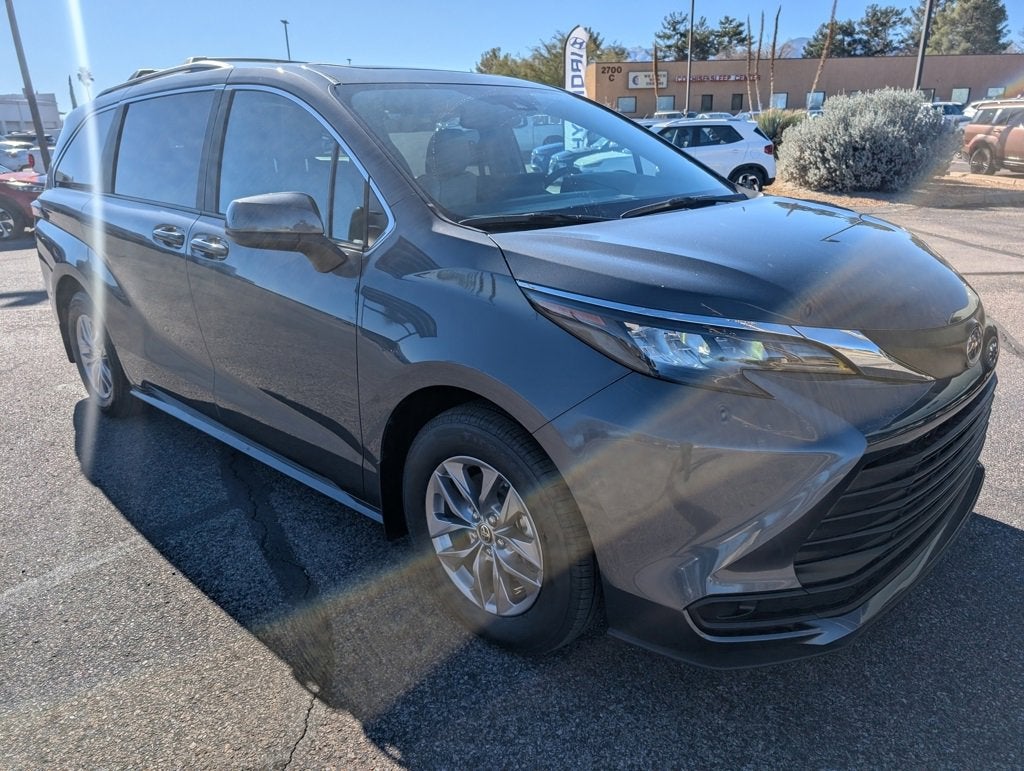 2025 Toyota Sienna LE