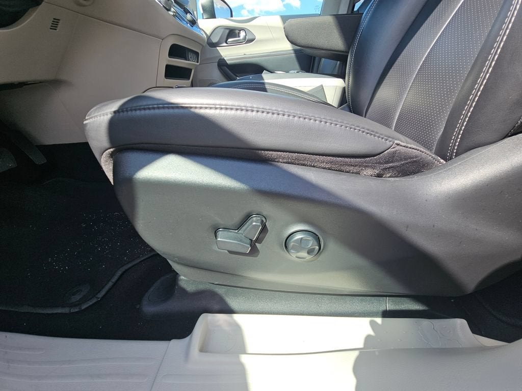 2023 Chrysler Pacifica Touring L - Photo 10