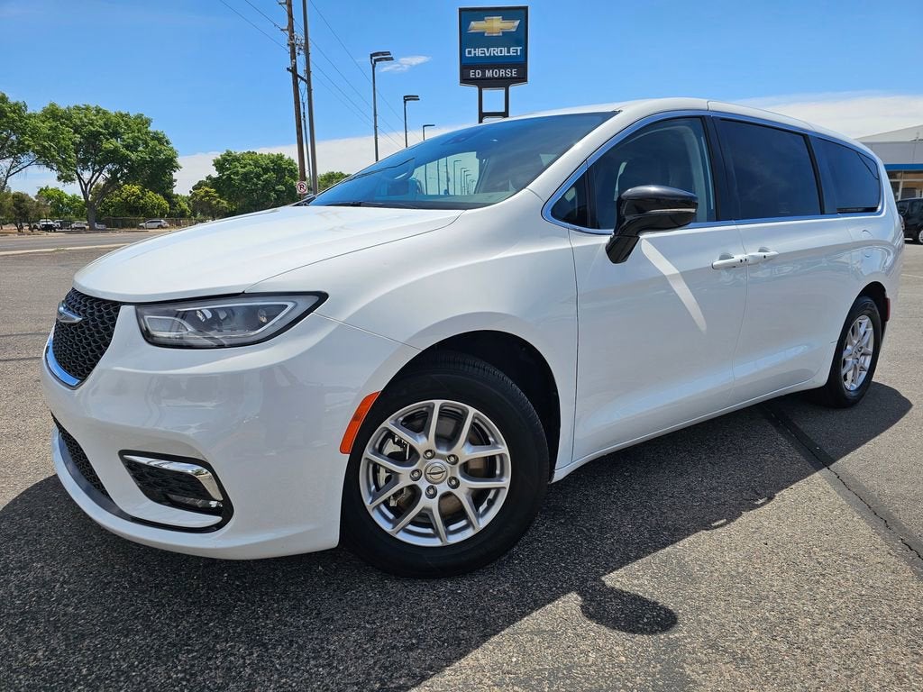 2024 Chrysler Pacifica Touring L's photo